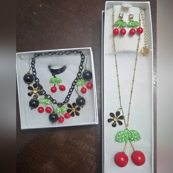 Betsey Johnson "RARE" Vintage Picnic Red Lucite Cherry Cherries Black Daisy Set - Picture 1 of 5